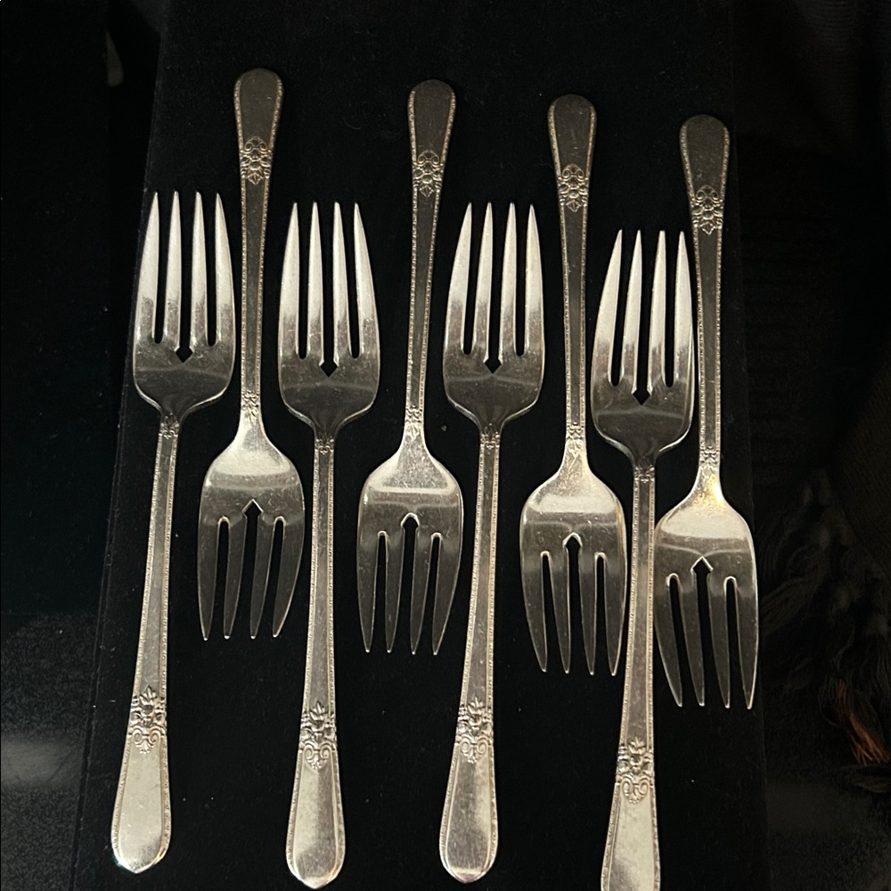 VTG Adoration Pattern 1847 Roger’s Bros. SP Elegant Silver Set of 8 Dessert Fork